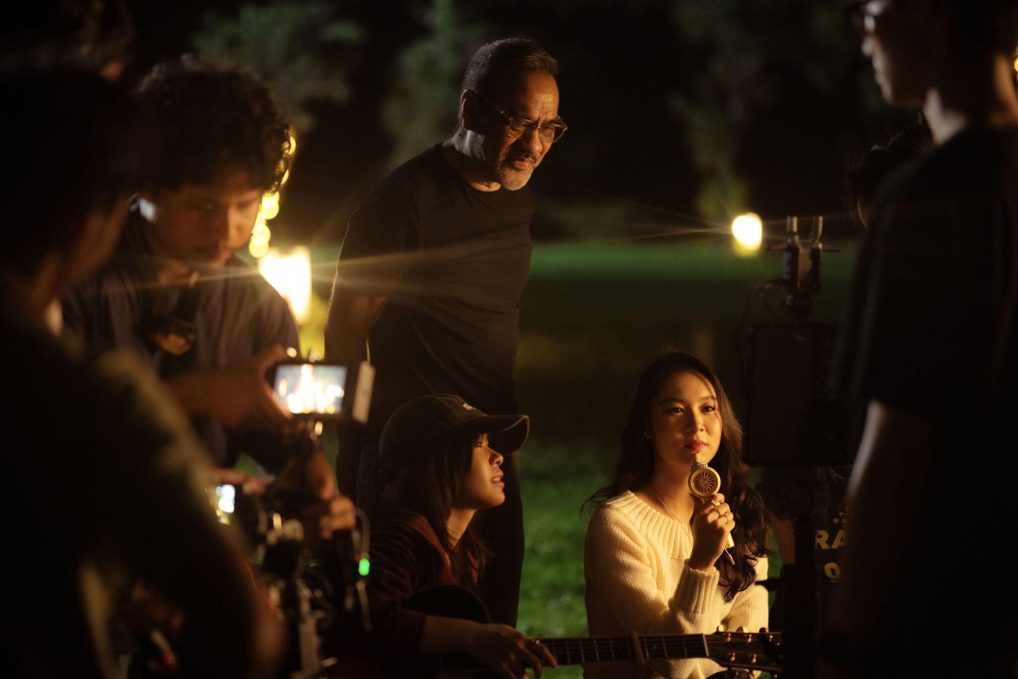 “ขมิ้น กิ่งศักดิ์” ปล่อยเพลง “จันทร์สะท้อนใจ” โชว์สกิลทำเพลงเองที่บ้าน โดยมี “พ่อป้าง” เป็นแบ็กอัพสุดน่ารัก 9