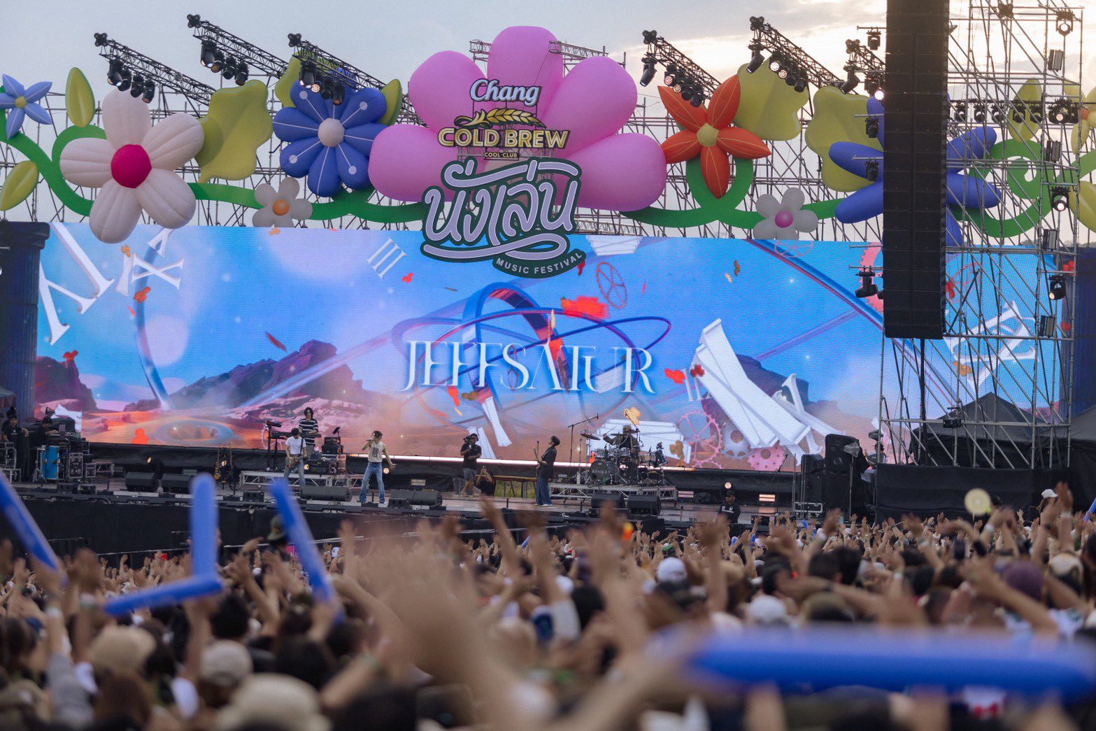 รีแคปความสุข! “นั่งเล่น 9” เทศกาลดนตรีท่ามกลางทุ่งดอกไม้ ไลน์อัปศิลปินแน่น พร้อมเซอร์ไพรส์ปีหน้าเจอกันที่ “กาญจนบุรี” 7